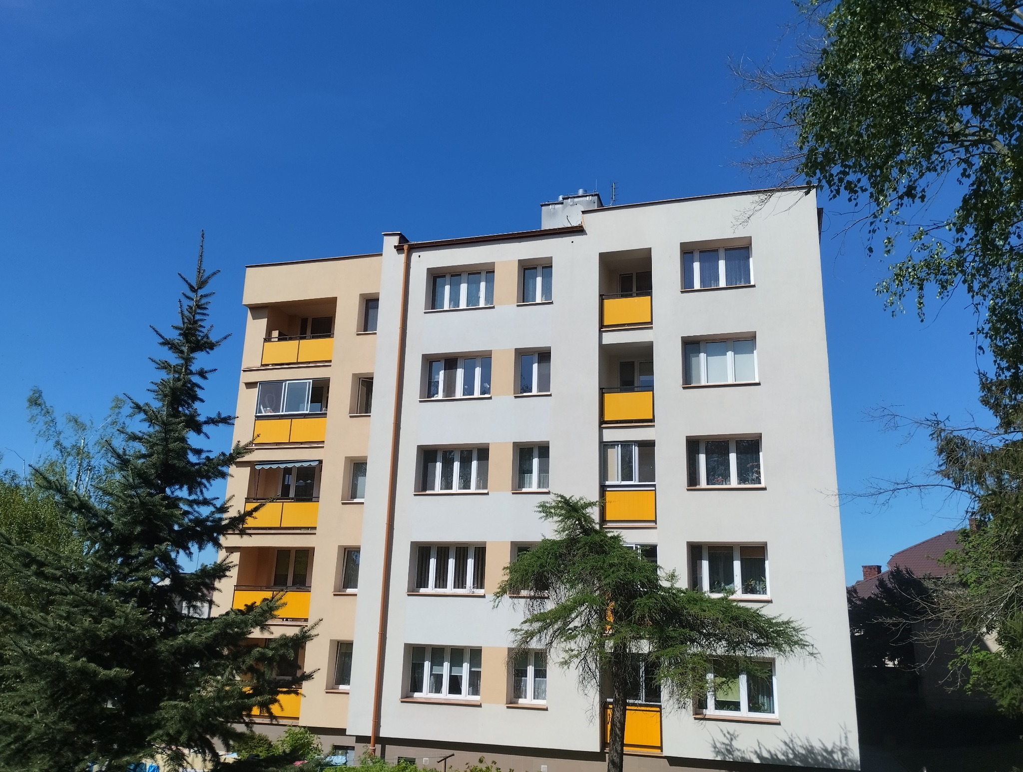 Efekt końcowy mycia elewacji myjką wysokiego i niskiego ciśnienia ze środkami czystości, przygotowane do malowania