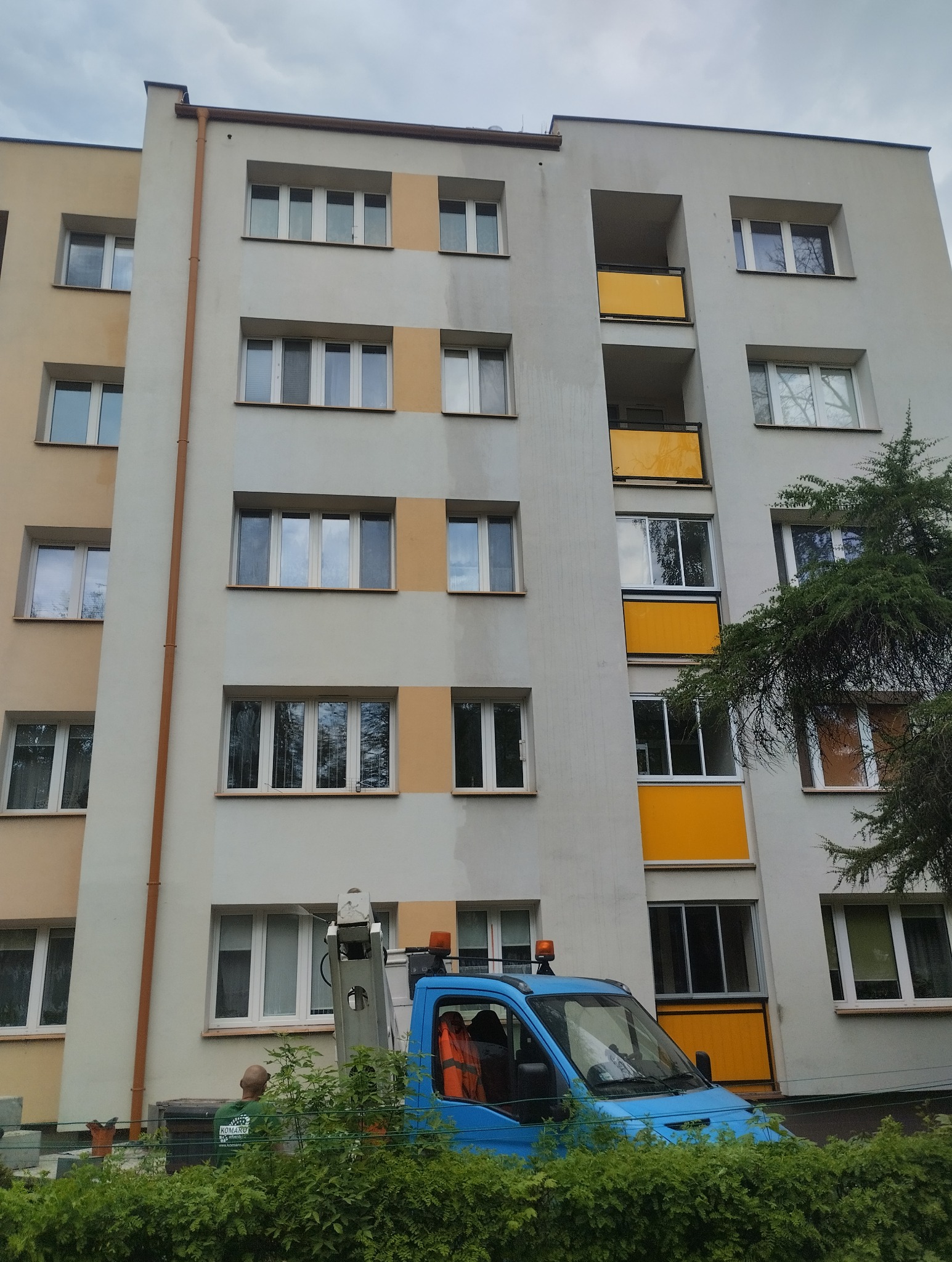 efekt mycia elewacji myjką wysokiego i niskiego ciśnienia ze środkami czystości, przygotowane do malowania