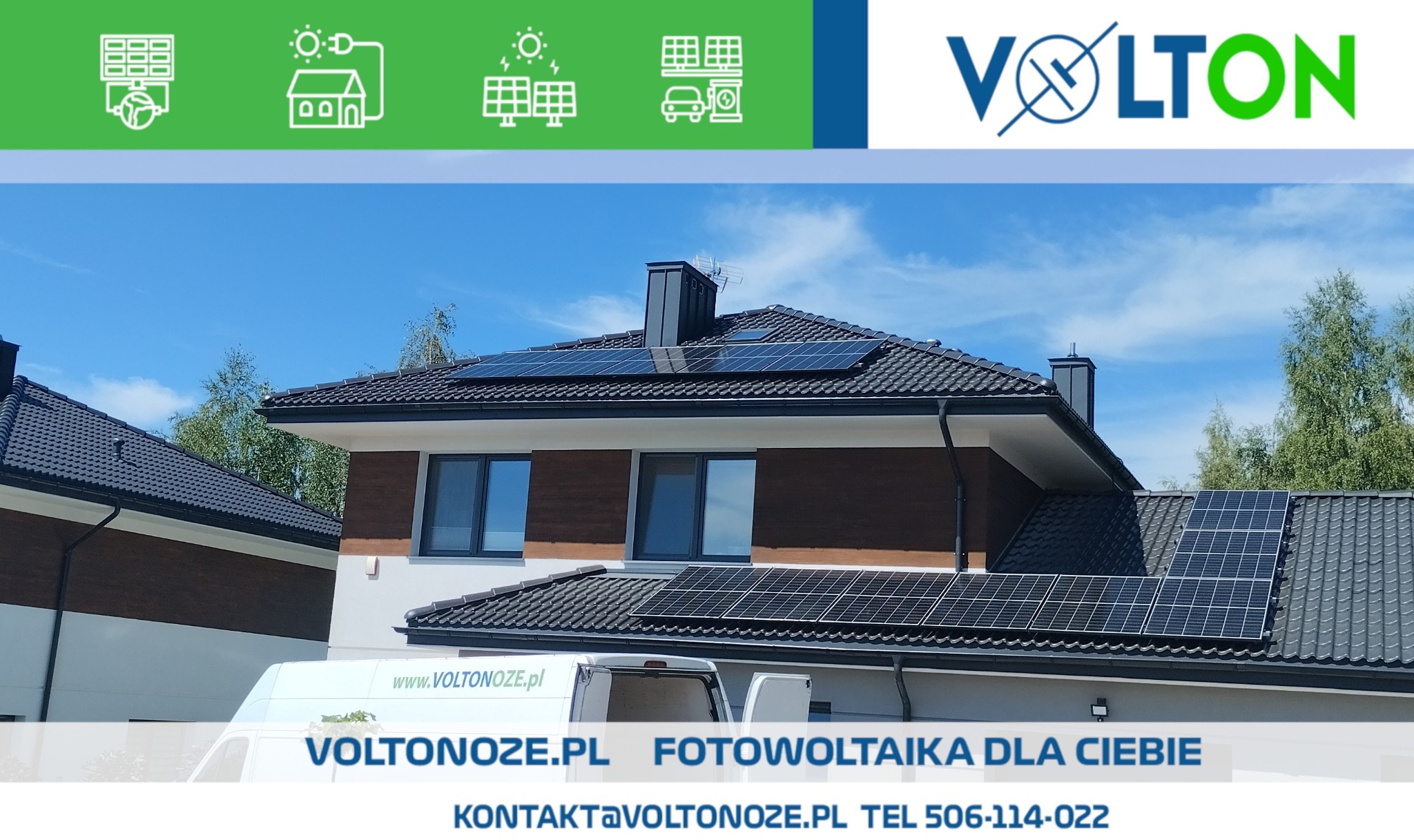 Dom z panelami fotowoltaicznymi na dachu, widoczny z perspektywy ulicy, z samochodem firmy instalującej panele. Błękitne niebo w tle.