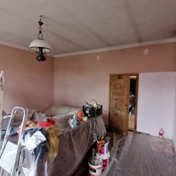 Zdjęcia pokoju przed malowaniem i po na biało
