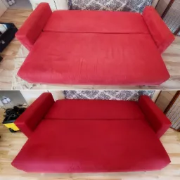 Czerwona rozkładana sofa przed i po czyszczeniu, widoczne różnice w odcieniu i plamy znikające po zabiegu.