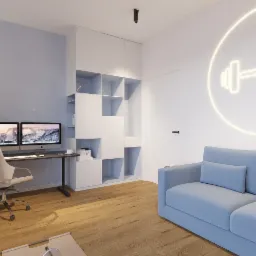 Jasne wnętrze pokoju z biurkiem i dwoma monitorami, regałem z białymi półkami oraz błękitną sofą, nad którą wisi neon w kształcie sztangi.