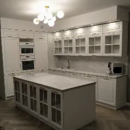 Elegancka, biała kuchnia z wyspą, złotymi akcentami i marmurowym backsplashiem, oświetlona nowoczesną lampą sufitową.