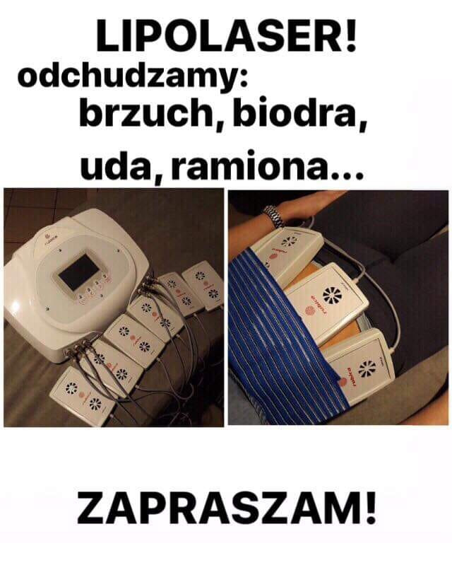 Urządzenie do lipolasera z białymi aplikatorami podłączonymi do panelu sterowania; aplikatory umieszczone na brzuchu pacjenta pod niebieskim materiałem w paski.