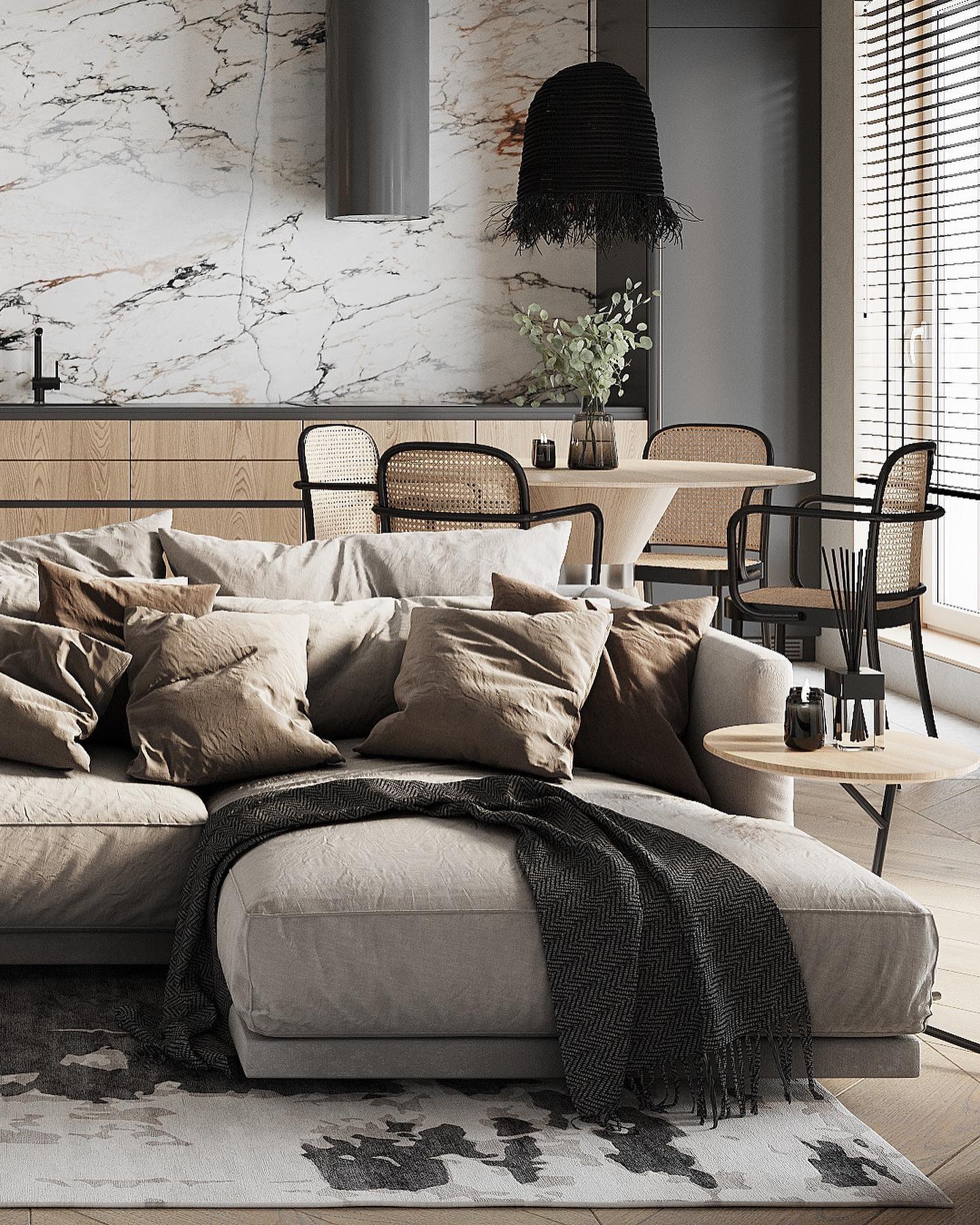 Wizualizacja salonu z narożną sofą w odcieniach beżu, wzorzystym dywanem i okrągłym stolikiem kawowym, w tle jadalnia z okrągłym stołem i krzesłami z rattanowym oparciem, marmurowa ściana i czarny,...