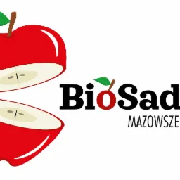 Grafika wektorowa przedstawiająca przekrojone czerwone jabłko z zielonym listkiem, obok czarny napis 'BioSady' z jabłkiem zamiast litery 'O', a pod nim 'MAZOWSZE'.