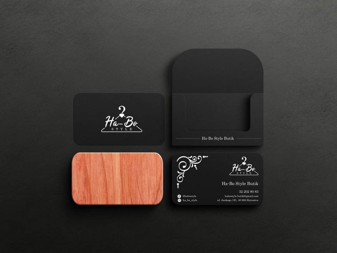 Zestaw wizytówek i etui w czerni z logo Ha-Bo Style Butik, uzupełniony drewnianym elementem, na ciemnoszarym tle.