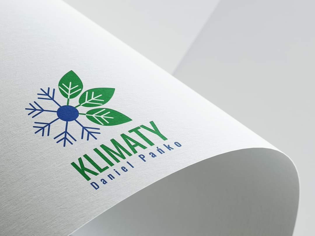 Logo firmy Klimaty Daniel Pańko na białym, fakturowanym papierze, z motywem płatka śniegu i liści w kolorach niebieskim i zielonym.