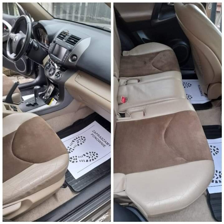 Dwuczęściowe ujęcie wnętrza Toyoty RAV4: wyczyszczone beżowo-brązowe fotele skórzano-welurowe z papierowymi podkładkami z nadrukiem stóp, leżącymi na czarnych dywanikach.