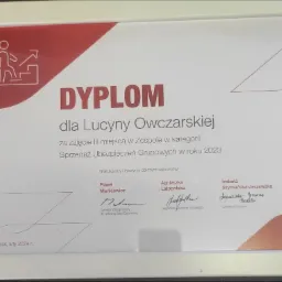 Oprawiony dyplom dla Lucyny Owczarskiej za zajęcie III miejsca w zespole w kategorii Sprzedaż Ubezpieczeń Grupowych w 2023 roku, wystawiony przez Generali, z podpisami dyrektorów.