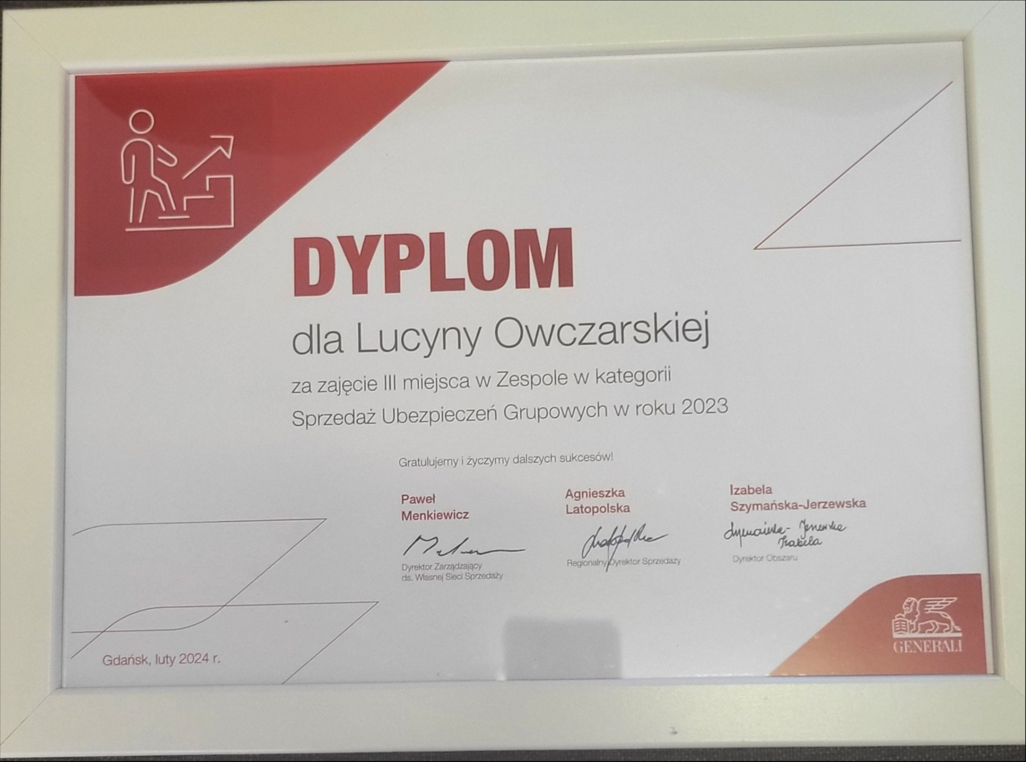Oprawiony dyplom dla Lucyny Owczarskiej za zajęcie III miejsca w zespole w kategorii Sprzedaż Ubezpieczeń Grupowych w 2023 roku, wystawiony przez Generali, z podpisami dyrektorów.