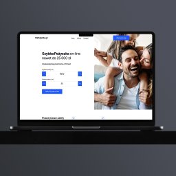 Agencja interaktywna Adverweb - Laptop wyświetlający stronę 'PoPożyczke.pl' z formularzem szybkiej pożyczki online (5000 zł na 36 miesięcy) i radosnym zdjęciem rodziny.
