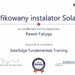 Certyfikat ukończenia szkolenia SolarEdge Fundamentals Training dla instalatora Pawła Fatygi, ważny do 30/08/2025, z podpisem Yogeva Baraka, Chief Marketing Officer.