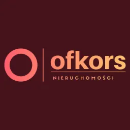 Logo firmy OFKORS Nieruchomości z gradientem kolorów od różowego do pomarańczowego na ciemnobordowym tle.