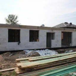 Stan surowy domu jednorodzinnego parterowego.