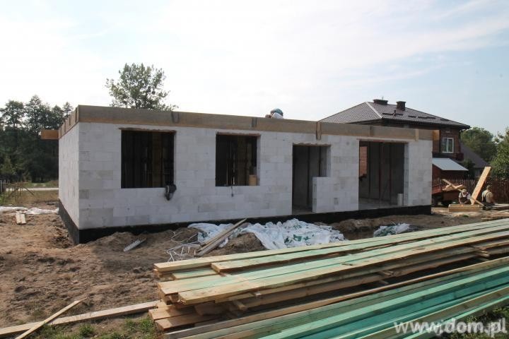 Stan surowy domu jednorodzinnego parterowego.