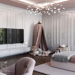 Elegancka sypialnia dziecięca w pastelowych odcieniach z baldachimem, drewnianą podłogą w jodełkę i dekoracyjnymi sztukateriami na ścianach, oświetlona nowoczesnym żyrandolem.