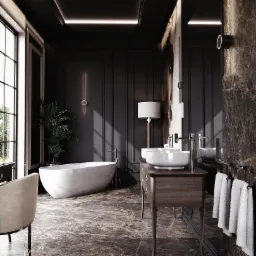 Elegancka, ciemna łazienka z wolnostojącą wanną, marmurową podłogą i umywalką nablatową na drewnianej konsoli, oświetlona pionowymi lampami ściennymi i światłem wpadającym przez okno.