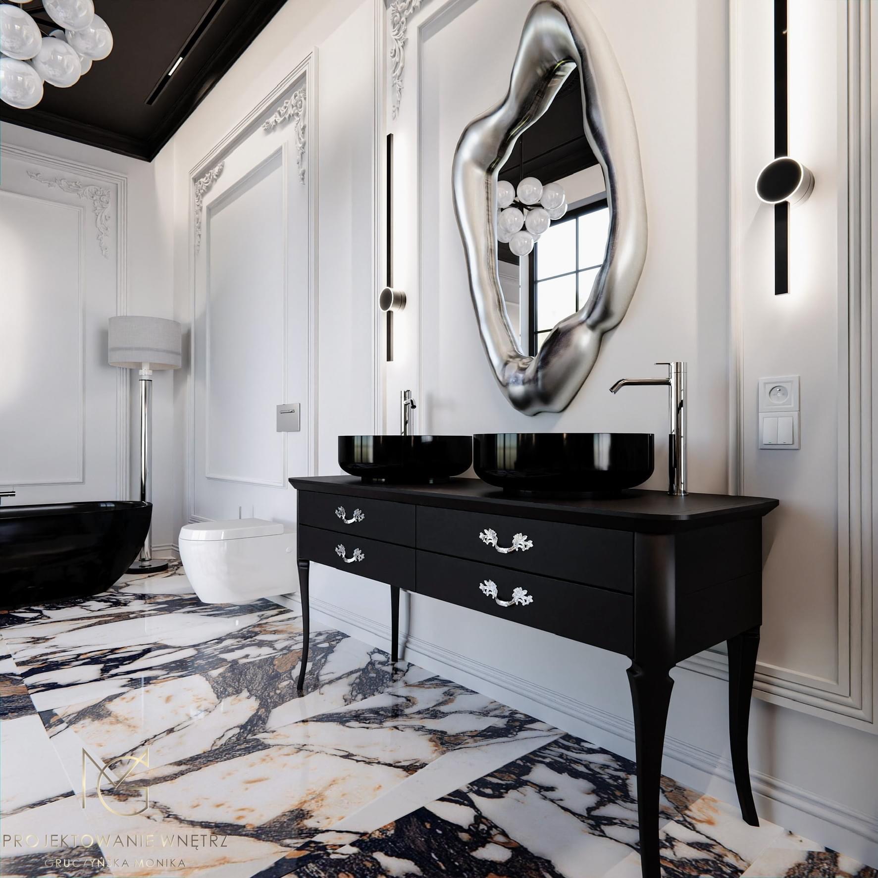 Elegancka łazienka z czarną wanną i szafką pod umywalkę na marmurowej podłodze, asymetryczne lustro w srebrnej ramie i nowoczesne oświetlenie ścienne.