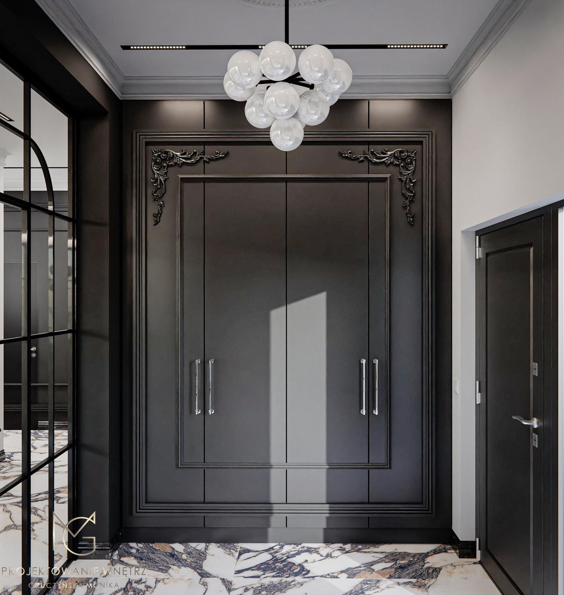 Elegancki przedpokój w odcieniach szarości z marmurową podłogą, ozdobnymi sztukateriami i nowoczesną lampą sufitową z kulistych kloszy.
