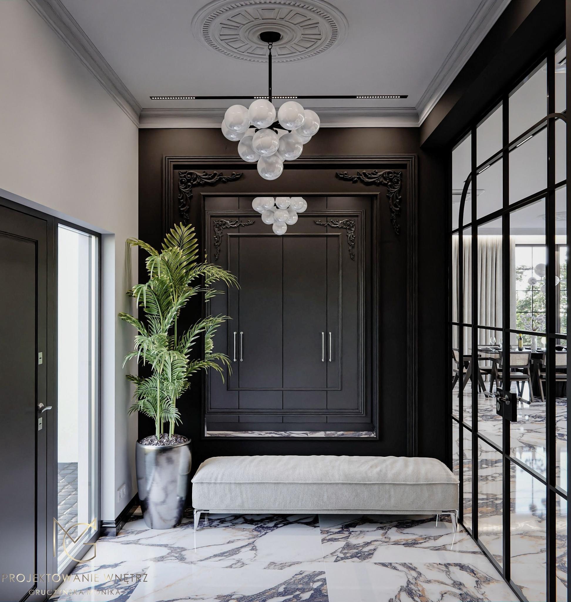 Elegancki przedpokój w ciemnej tonacji z marmurową podłogą, dekoracyjną sztukaterią, rośliną w srebrnej donicy i szklaną ścianą działową z widokiem na jadalnię.