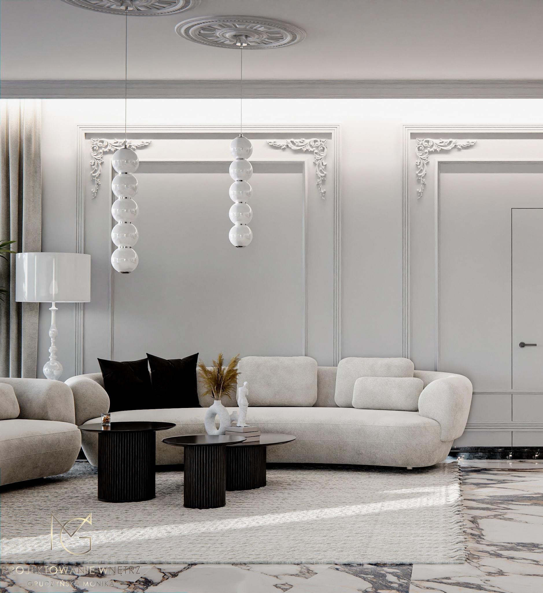 Elegancki salon w odcieniach bieli i szarości z marmurową podłogą, beżową sofą i czarnymi stolikami kawowymi, oświetlony wiszącymi lampami kulami i lampą podłogową.