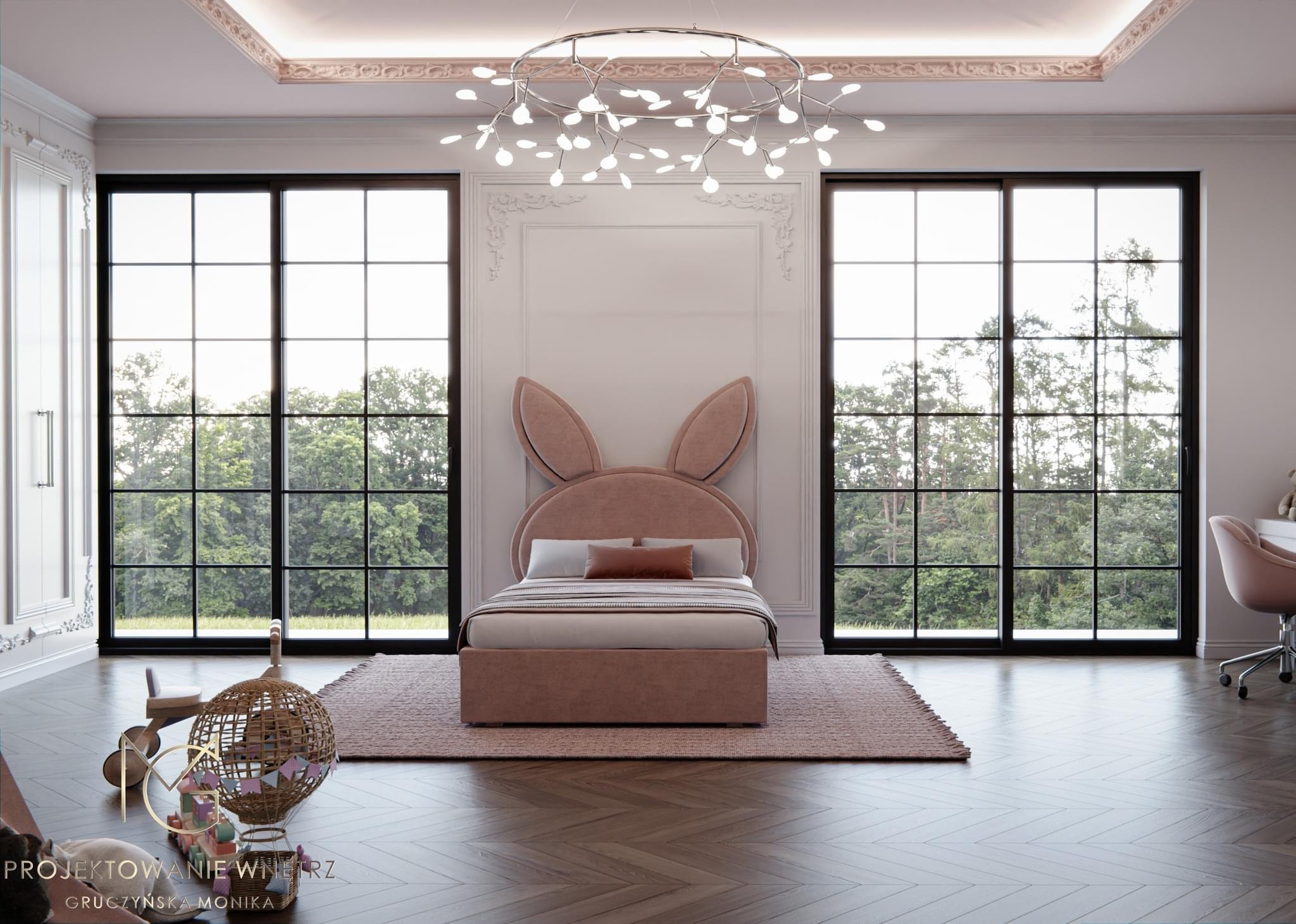 Pokój dziecięcy z łóżkiem w kształcie królika, duże okna z widokiem na zieleń, drewniana podłoga w jodełkę, dekoracyjny żyrandol i zabawki w stylu vintage.
