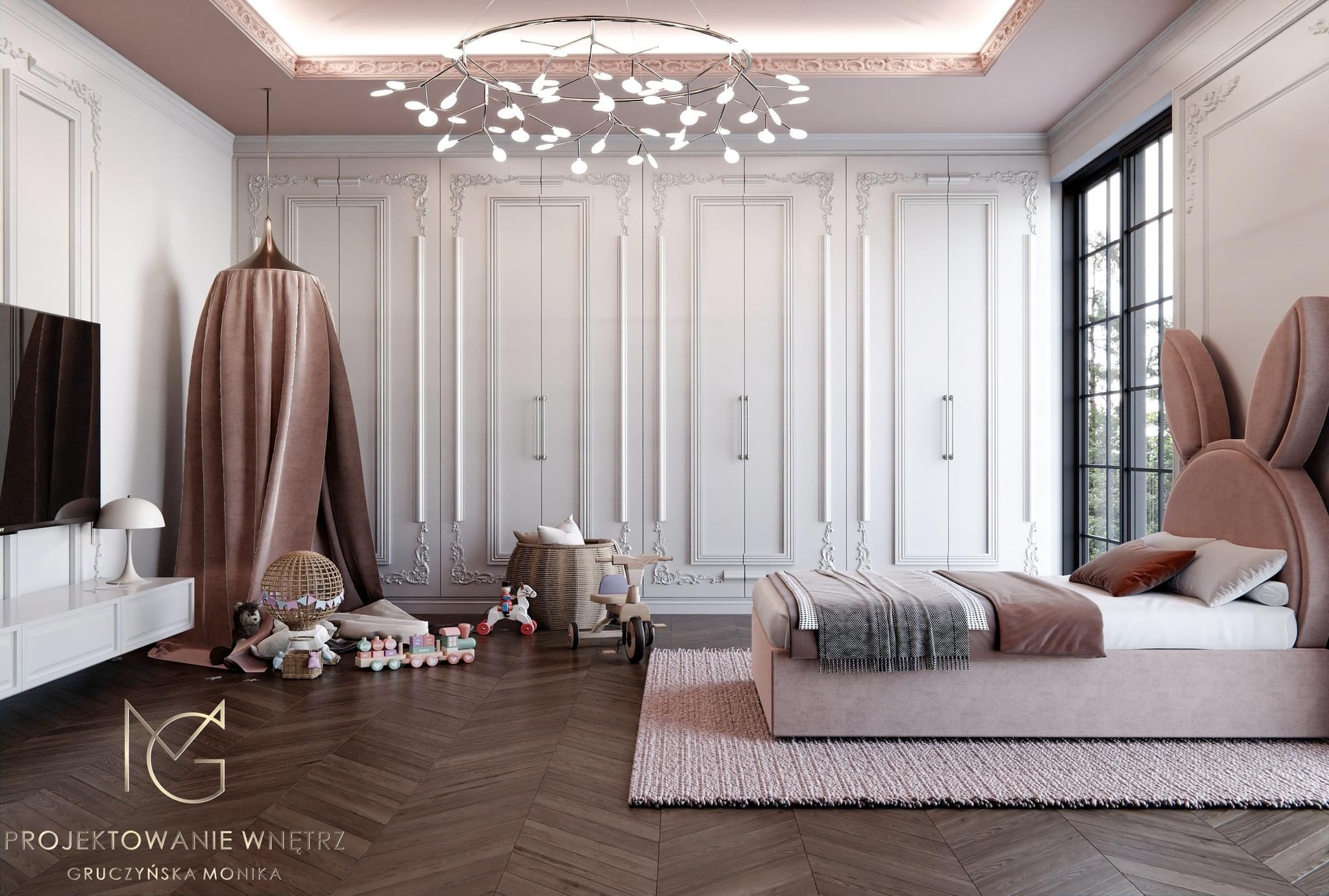 Pokój dziecięcy w pastelowych odcieniach z łóżkiem w kształcie królika, drewnianą podłogą w jodełkę, białymi szafami w stylu klasycznym i dekoracyjną lampą sufitową.