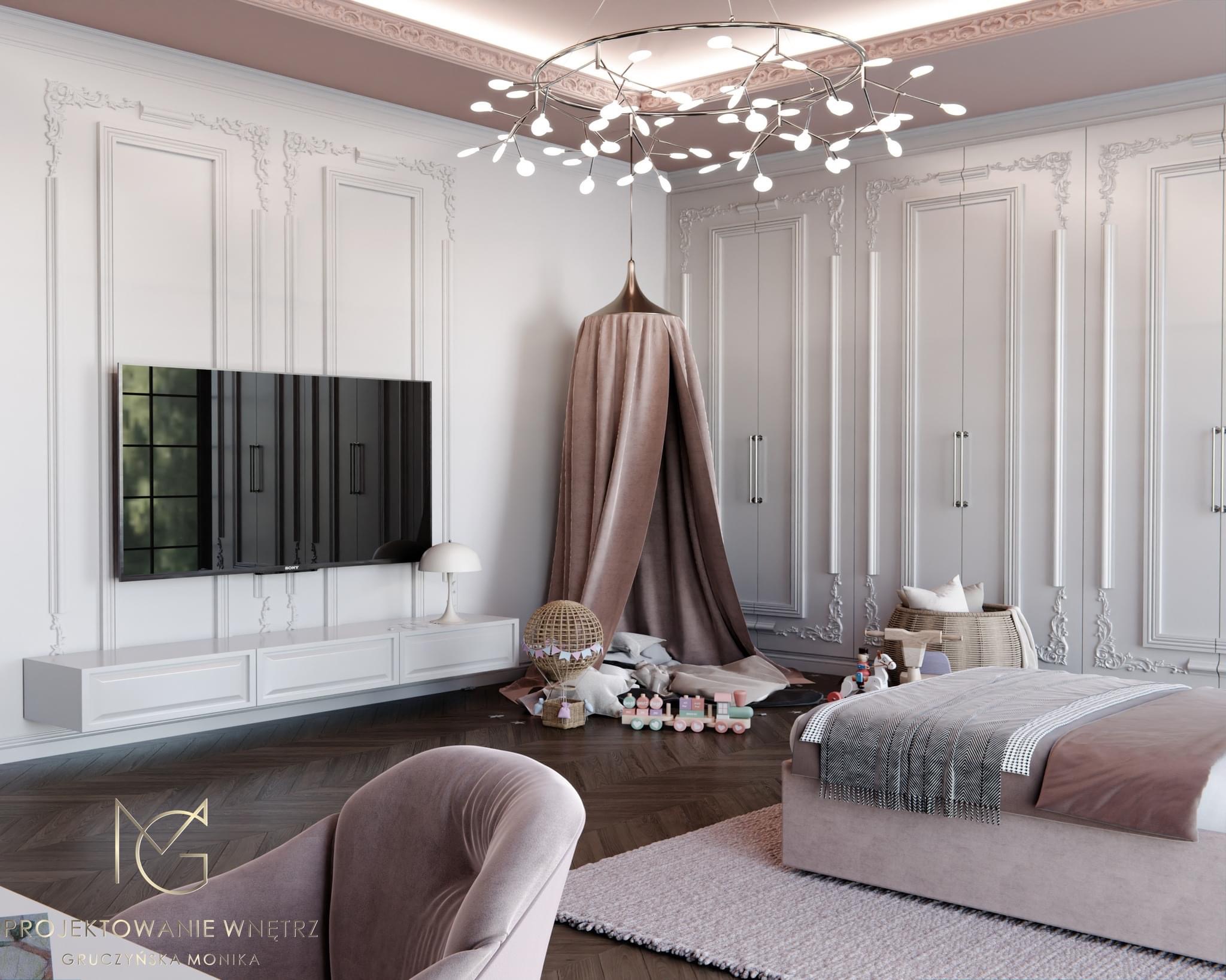 Elegancka sypialnia dziecięca w pastelowych odcieniach z baldachimem, drewnianą podłogą w jodełkę i dekoracyjnymi sztukateriami na ścianach, oświetlona nowoczesnym żyrandolem.