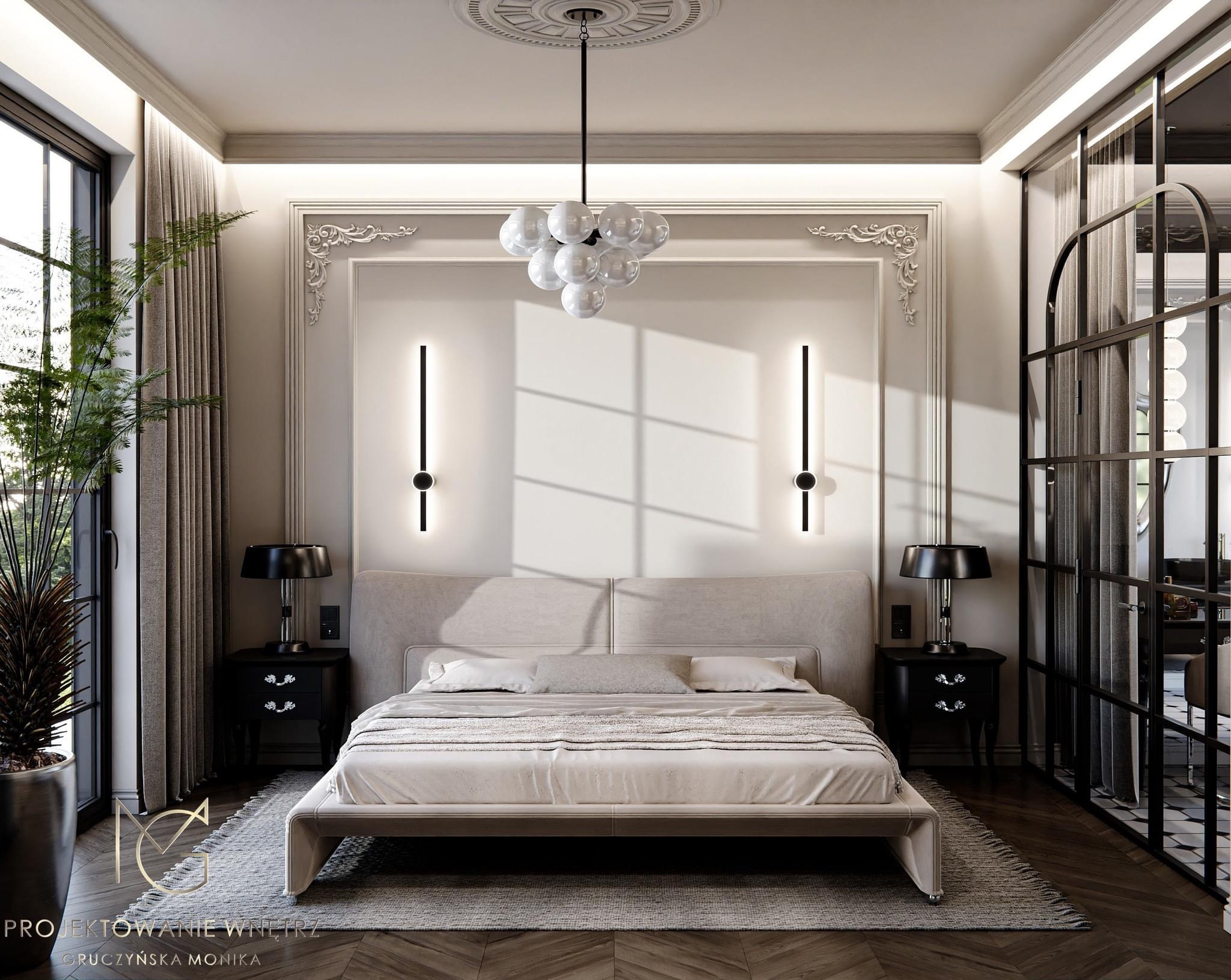 Elegancka sypialnia w neutralnych barwach z dekoracyjną sztukaterią, modernistycznymi lampami ściennymi i szklaną ścianą działową, oświetlona wiszącą lampą z kulistymi kloszami.
