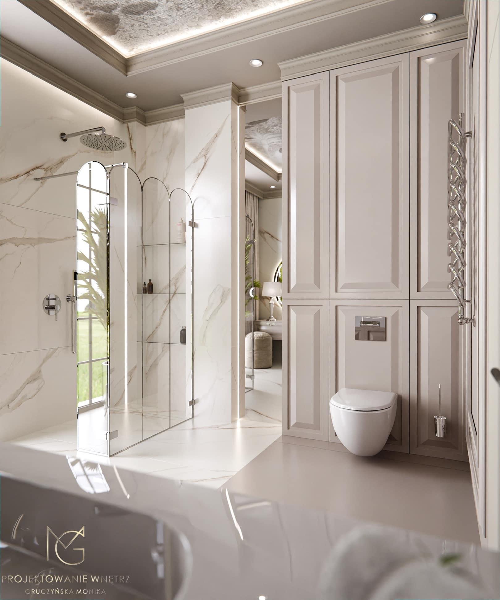 Elegancka łazienka w odcieniach beżu i bieli z marmurowymi płytkami, szklaną kabiną prysznicową z półkami, wiszącą toaletą i zabudową meblową z grzejnikiem drabinkowym; widok zza wanny.