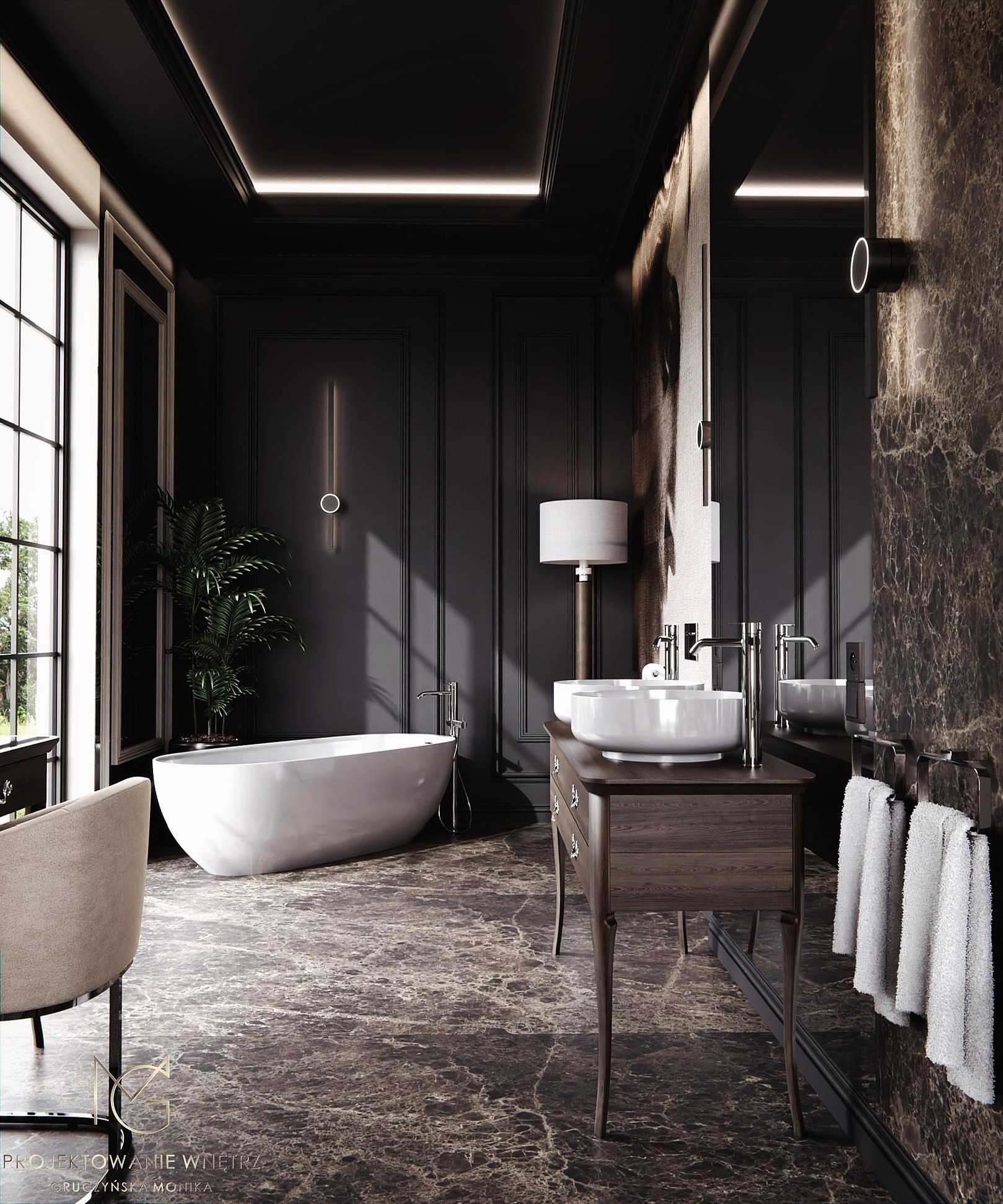 Elegancka, ciemna łazienka z wolnostojącą wanną, marmurową podłogą i umywalką nablatową na drewnianej konsoli, oświetlona pionowymi lampami ściennymi i światłem wpadającym przez okno.