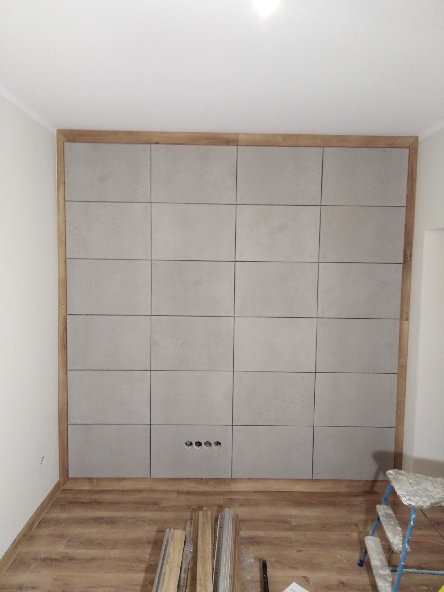 Malowanie, montaż paneli podłogowych, ściana z płyt gipsowych imitujących beton architektoniczny w ramię z paneli