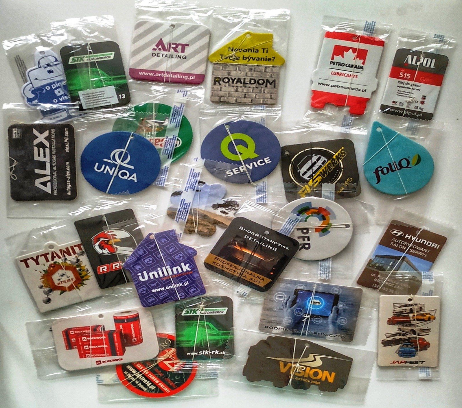 zawieszki zapachowe z logo