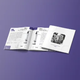 Otwarty katalog produktowy marki kosmetycznej, prezentujący balsamy do ciała w białych opakowaniach z czarnymi pompkami, na fioletowym tle.