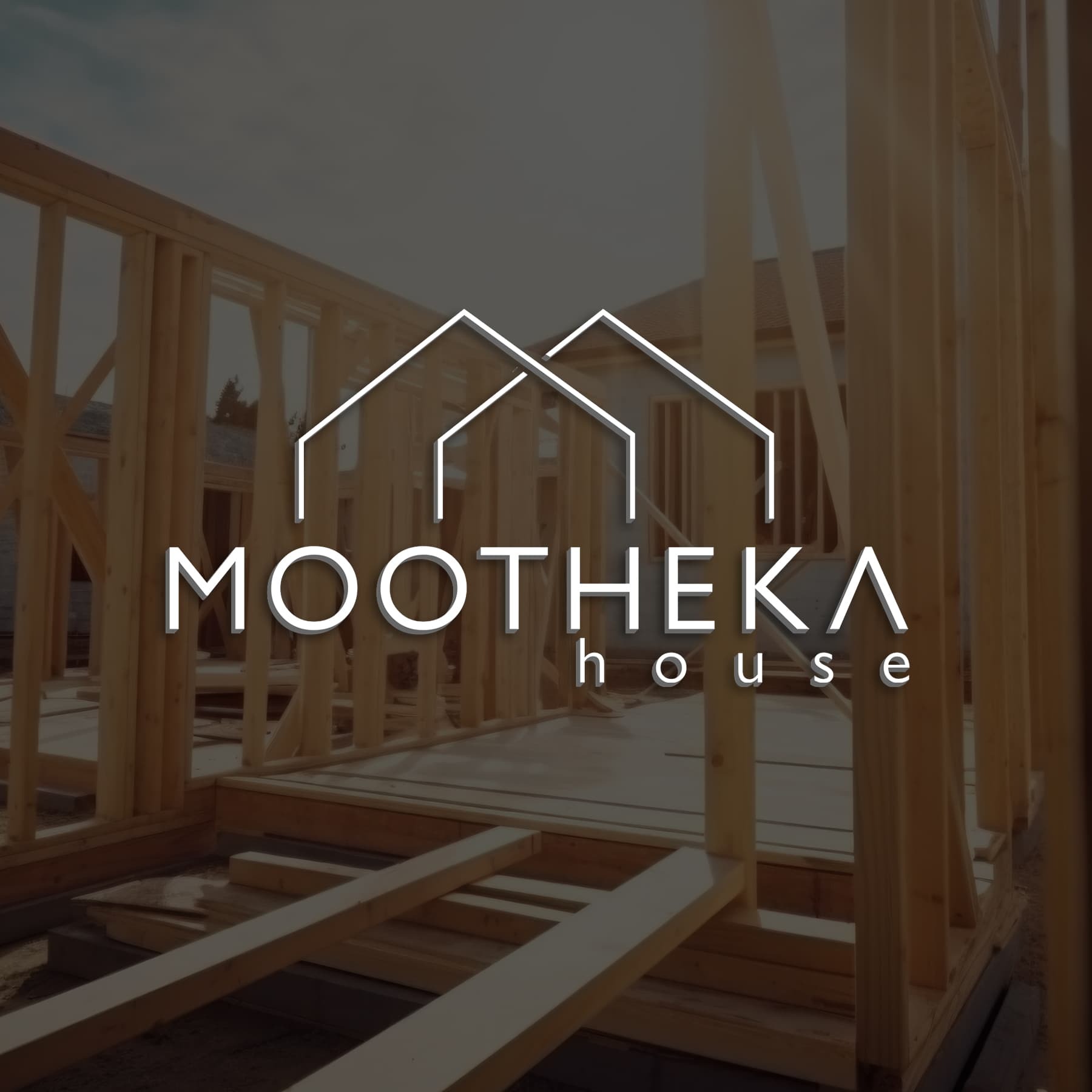 Logo firmy budowlanej Mootheka House na tle szkieletu powstającego domu, z widocznymi drewnianymi belkami i konstrukcją ścian.