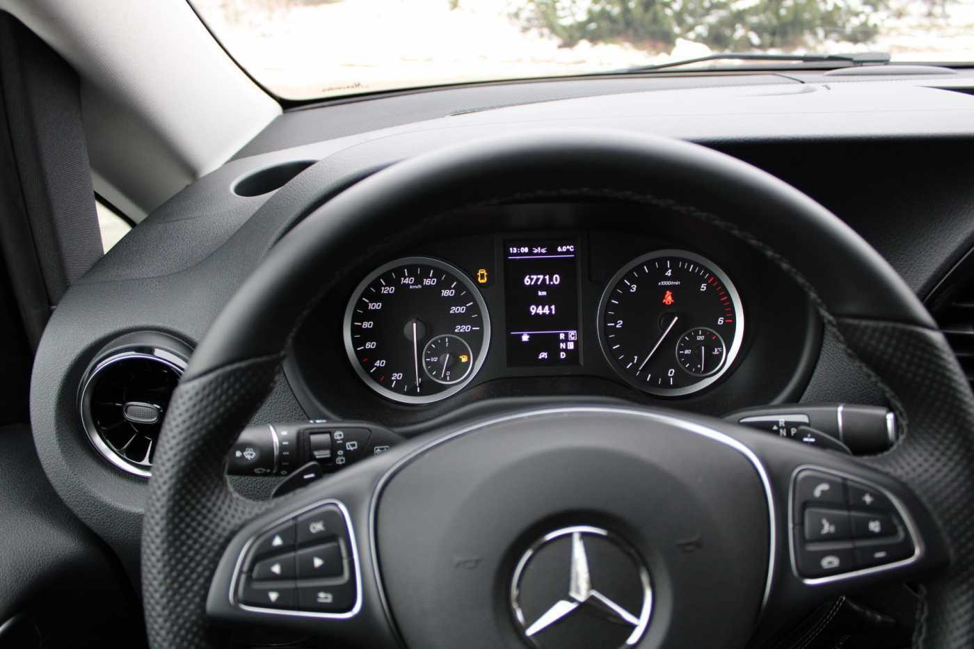 Wnętrze samochodu marki Mercedes, widok na deskę rozdzielczą, kierownicę z logo i zegary wskazujące przebieg 9441 km.