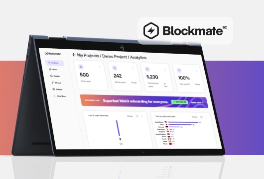 Laptop w trybie tabletu wyświetla panel analityczny z danymi dotyczącymi użytkowników, transakcji i wskaźników wzrostu, z logo Blockmate w rogu ekranu i nad nim.