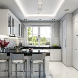 Jasna kuchnia w nowoczesnym stylu z wyspą, białymi szafkami, czarnym blatem i trzema szarymi krzesłami barowymi; widok na ogród przez okno.