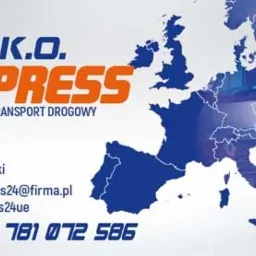 Wizytówka firmy transportowej D.A.K.O. EXPRESS z mapą Europy w tle i zdjęciem busa, kontakt telefoniczny i adres e-mail.