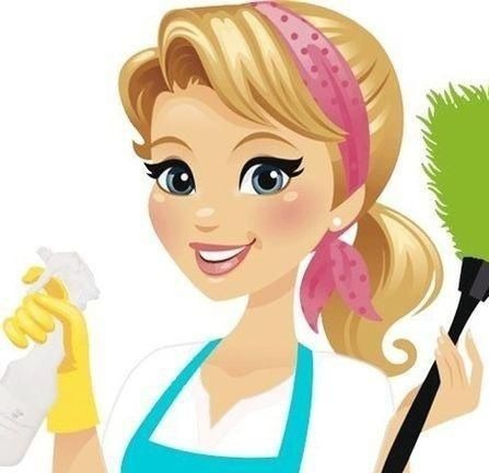 Karykatura uśmiechniętej blondynki w niebieskim fartuchu i żółtych rękawicach, trzymającej butelkę ze spryskiwaczem i zieloną miotełkę do kurzu.