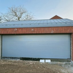 8m brama garażowa Hörmann: komfort i bezpieczeństwo. Trwałe panele micrograin odporne na warunki i uszkodzenia. Cichy napęd WA500FU zapewnia płynne działanie, ważne w domach jednorodzinnych. Nasza oferta to profesjonalna obsługa i szybki serwis. 