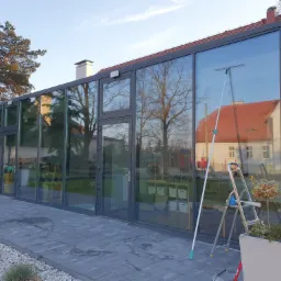 Mycie okien, witryn sklepowych