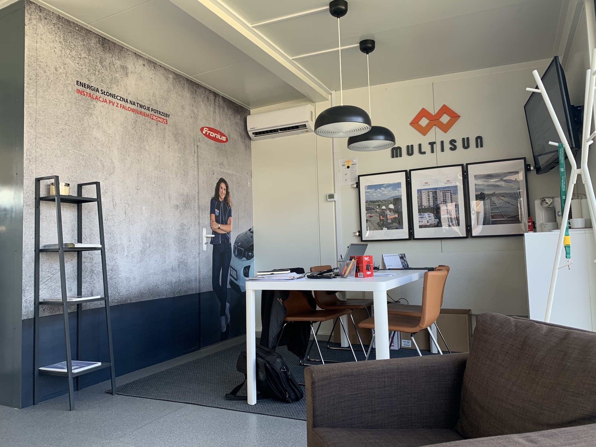 Wydruk i oklejenie ściany, logo ze styroduru, druk ulotek, katalogów, teczek.