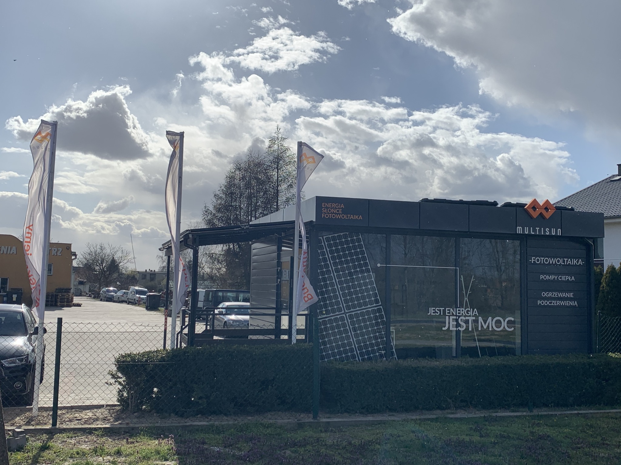 Druk i montaż folii OWV, wycięcie folii odblaskowej, logo 3D na elewacji, produkcja flag i montaż