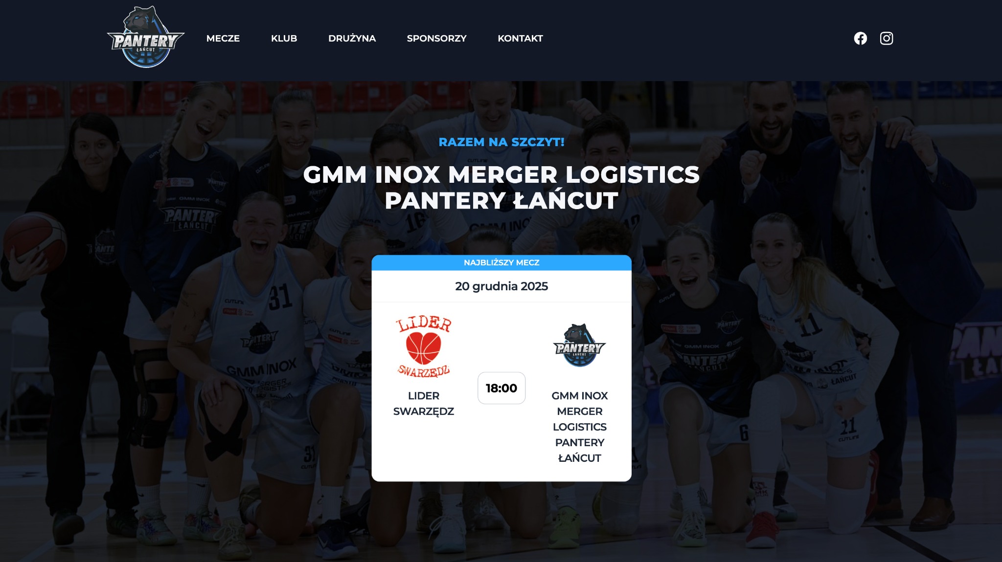 Strona internetowa zespołu Pantery Łańcut z widocznym menu, logotypem i informacją o najbliższym meczu. W tle uśmiechnięci zawodnicy i sponsorzy.