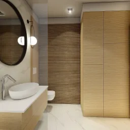 Nowoczesna łazienka z marmurowymi ścianami, owalną umywalką na drewnianej szafce, okrągłym lustrem z podświetleniem, drewnianą ścianą i szafą w zabudowie.