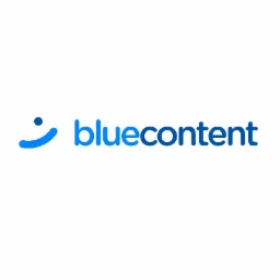 Logo firmy Bluecontent w kolorze niebieskim na białym tle. Minimalistyczny design z małym elementem graficznym przypominającym falę nad literą 'b'.