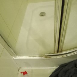 Grzyb i pleśń przy kabinie prysznicowej