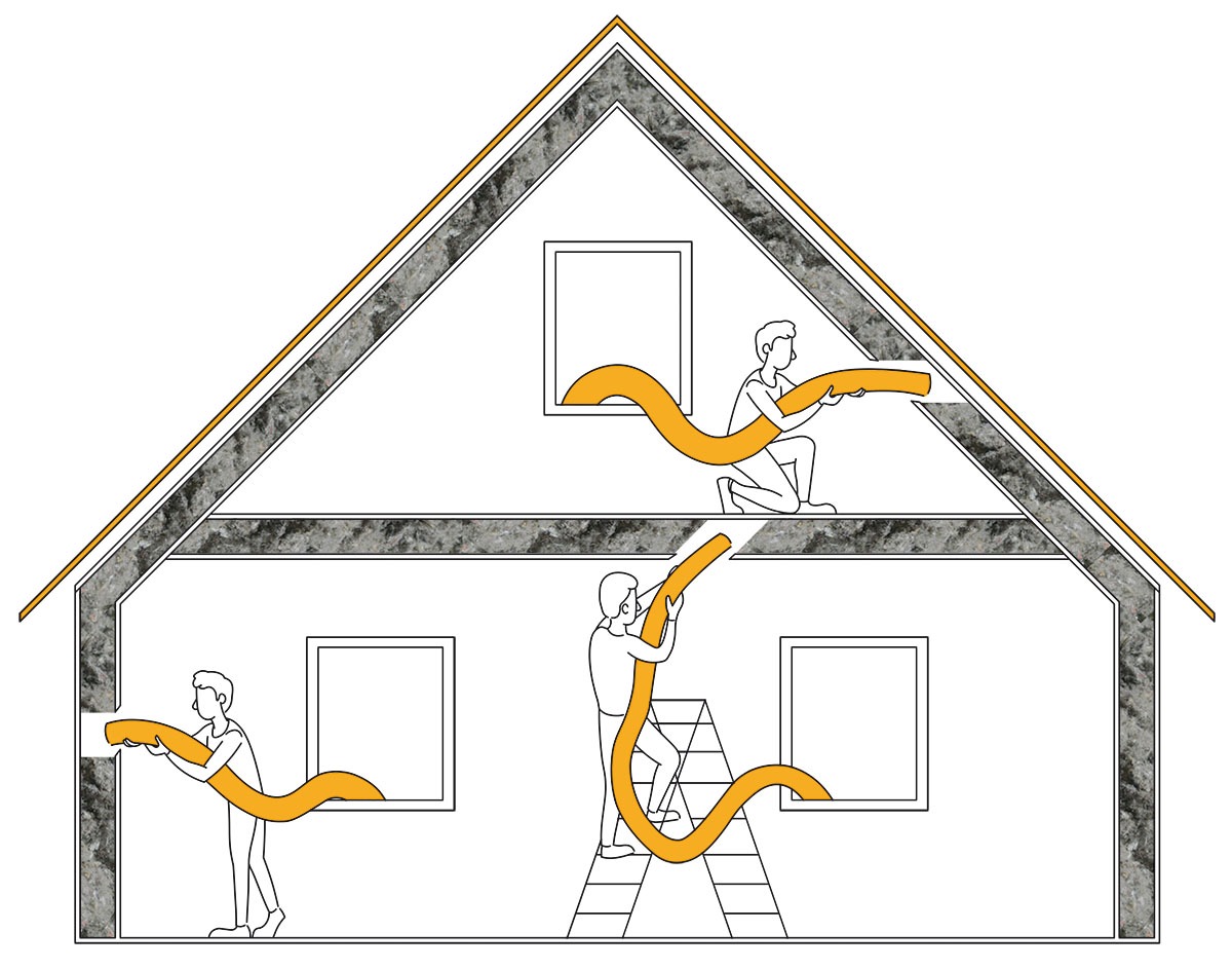 Ilustracja przedstawia trzech pracowników instalujących izolację w poddaszu domu, używając żółtej rury izolacyjnej i drabiny.